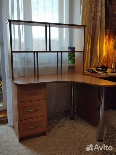 Угловой письменный стол