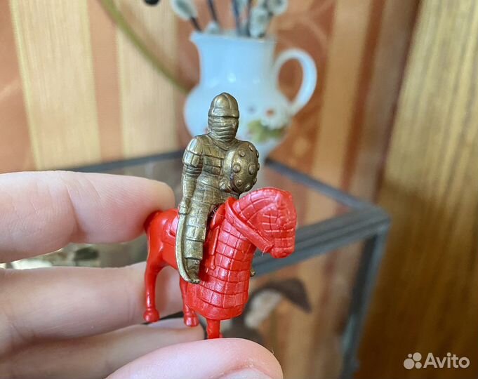 Рыцарь на коне фигурка kinder