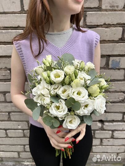 Букет невесты из белой эустомы и лимониума