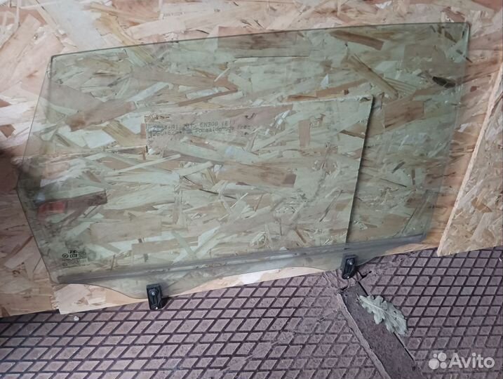 Стекло задней двери на Туксан 1