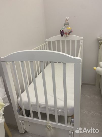 Детская кроватка с маятником и ящиком