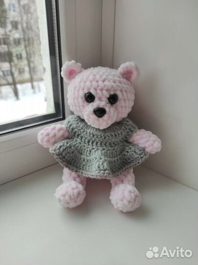 Вязаная игрушка мишка в платье ручной работы