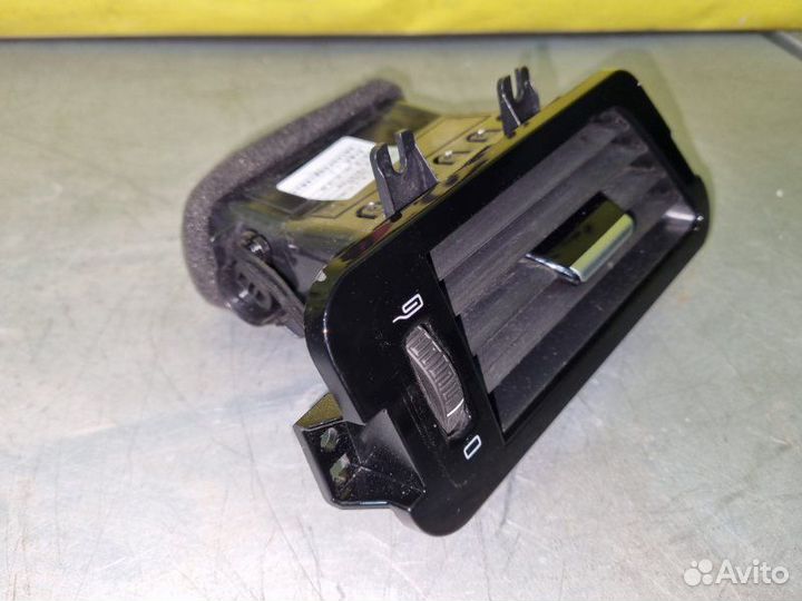 Дефлектор воздушный передний левый Geely Atlas