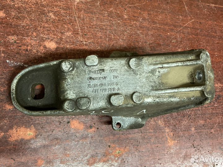 Левый кронштейн двигателя ауди 100 с3