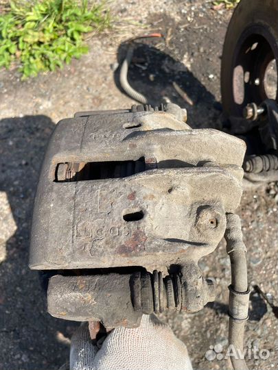 Суппорт передний MR249222 Carisma