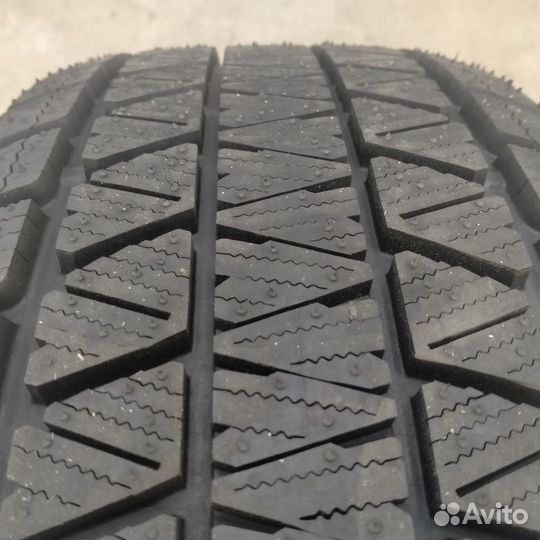 Bridgestone Blizzak DM-V3 275/40 R22 107