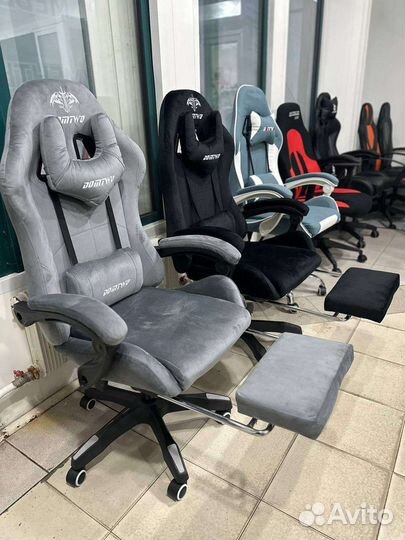 Компьютерное кресло с подножкой