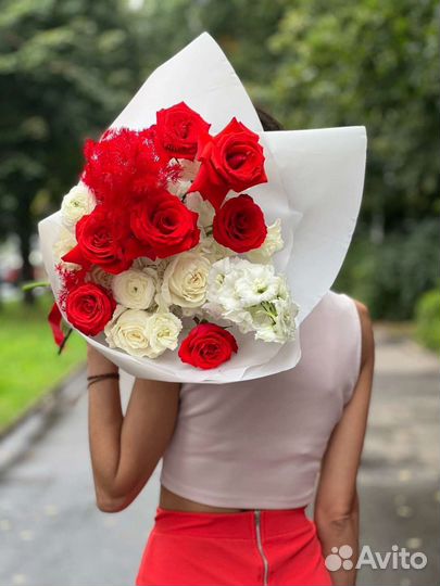 Классный красно-белый букет