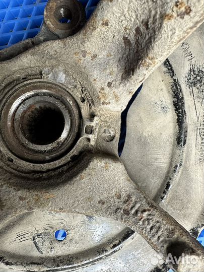 Поворотный кулак передний правый Renault Sandero