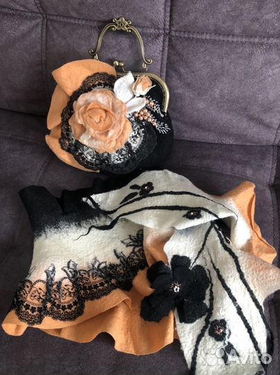 Комплект из валяной шерсти. Сумочка, шарф, митенки