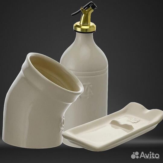 Бутылка для масла, подложка и солонка