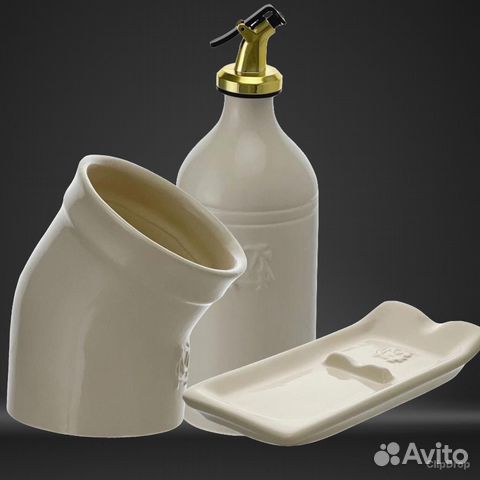 Бутылка для масла, подложка и солонка