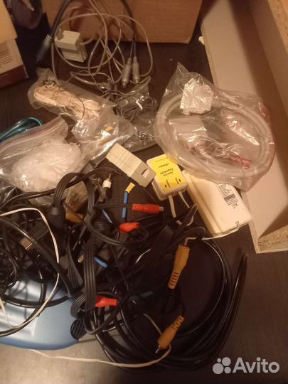 Коробка с электроникой и проводами