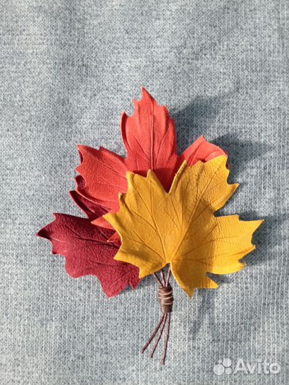 Брошь из кожи. Осенние листья