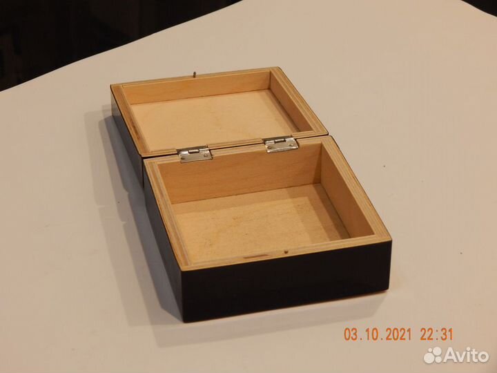 Деревянная шкатулка