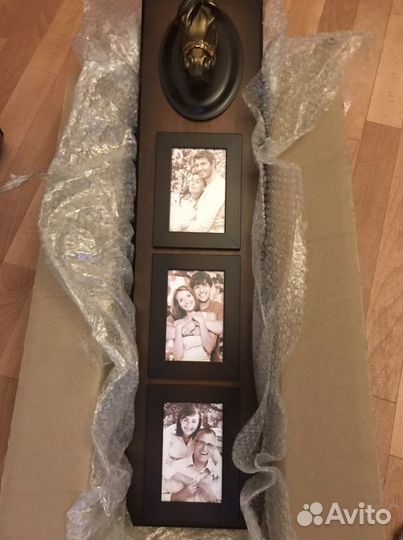 Настенные фоторамки с полкой