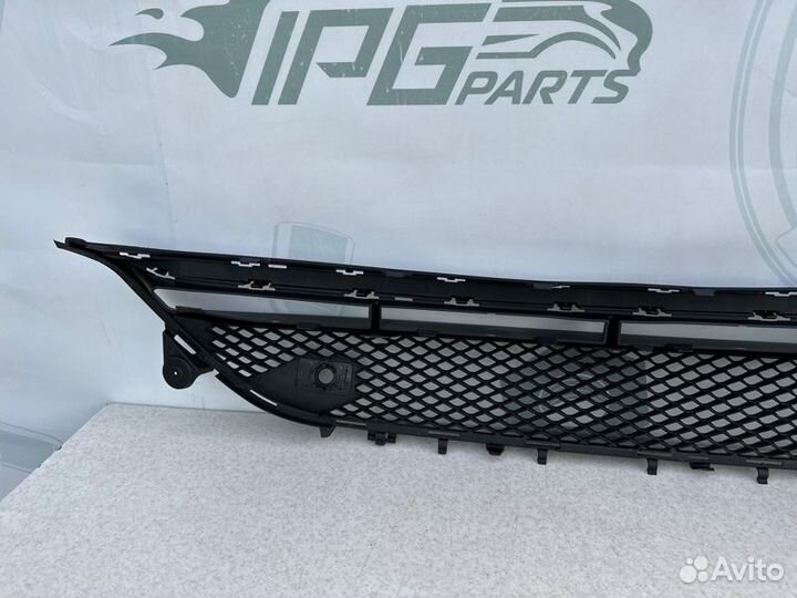 Решетка переднего бампера центральная Mercedes E W