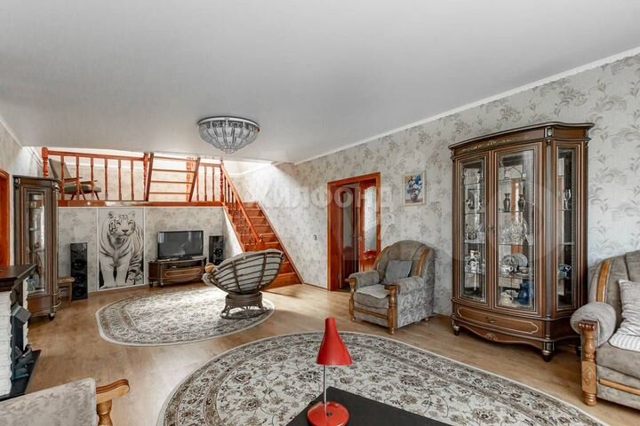 Дом 196 м² на участке 10 сот.