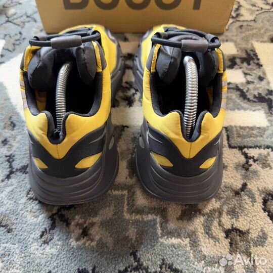 Adidas Yeezy 700 mnvn