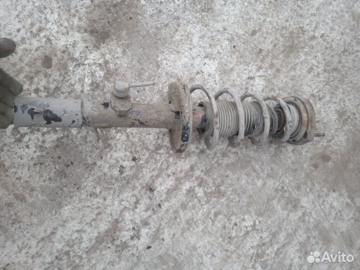 Стойка подвески задняя левая Toyota Corolla AE101