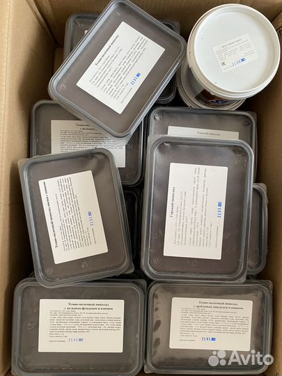 Контейнеры пластиковые с шоколадом и пастой