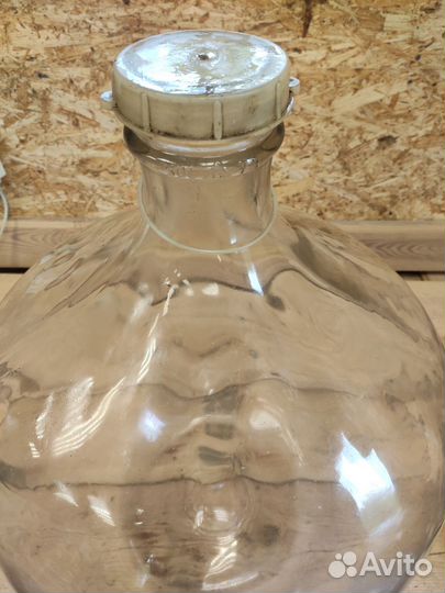 Стеклянная бутыль и дореволюционная банка