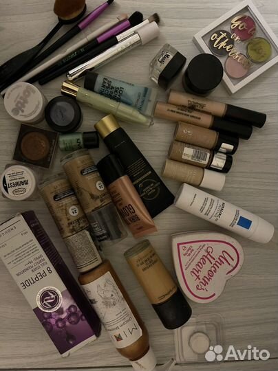 Помада, тени, тональный крем, консилер, кисти