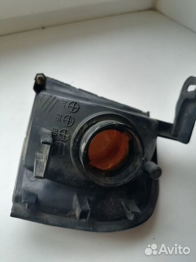 Поворотник на Ниссан primera правый