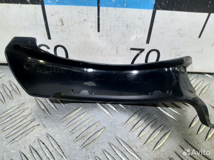 Б/У Накладка на правую петлю багажника#001