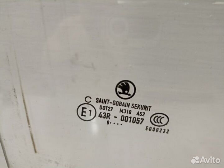 Стекло двери передней правой переднее правое Skoda
