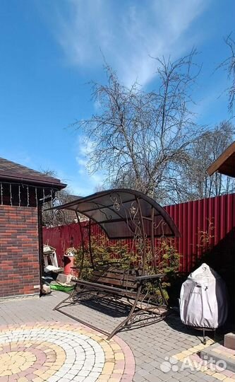 Садовые качели,с виноградной лозой