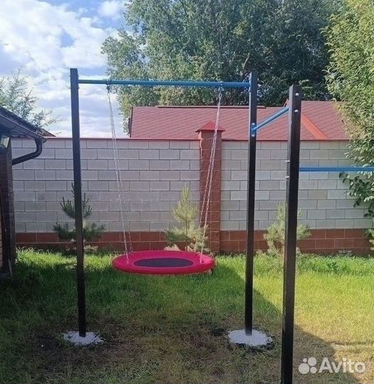Уличный турник для всей семьи можно и качели