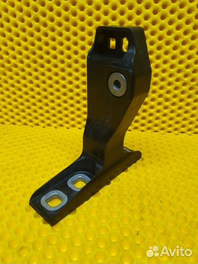 Кронштейн крепления передний правый Audi Q7 4M