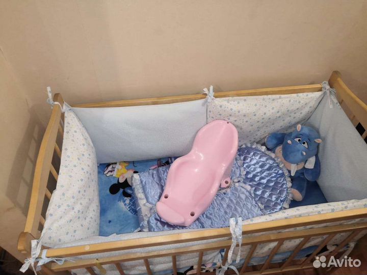 Детская кроватка с маятником