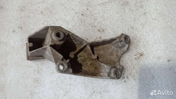 Кронштейн двигателя левый Volkswagen Passat b5