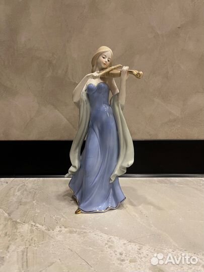 Фарфоровая статуэтка 