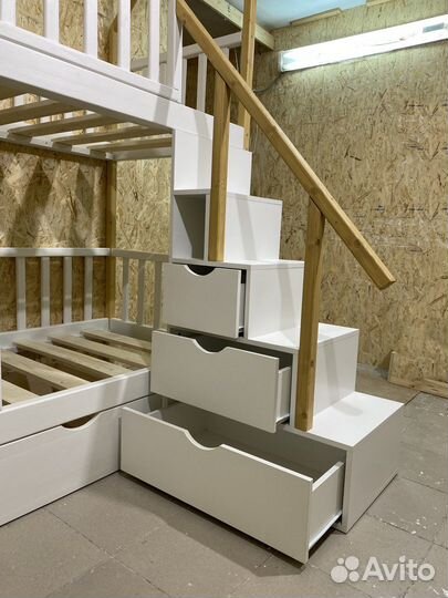 Двухъярусная кровать с лестницей комод