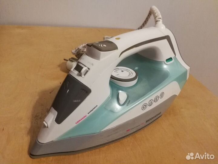 Утюг Redmond