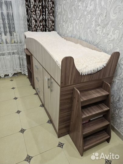 Детская кровать чердак со столом и шкафом