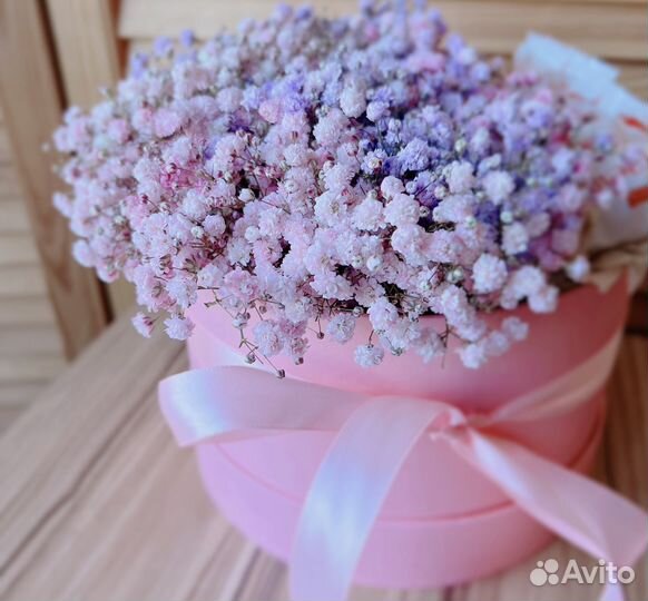 Шляпная коробка с нежной гипсофилой и Raffaello