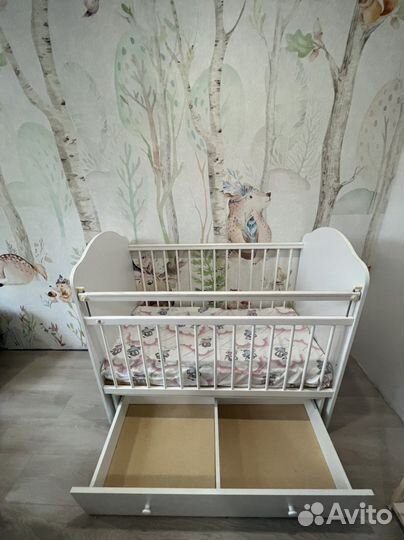 Детская кроватка маятник с ящиками белая