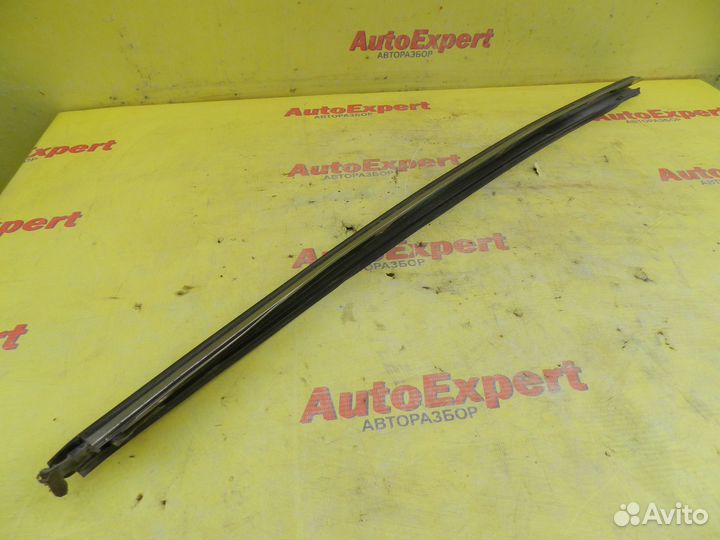 Молдинг лобового стекла правый Nissan Almera Class