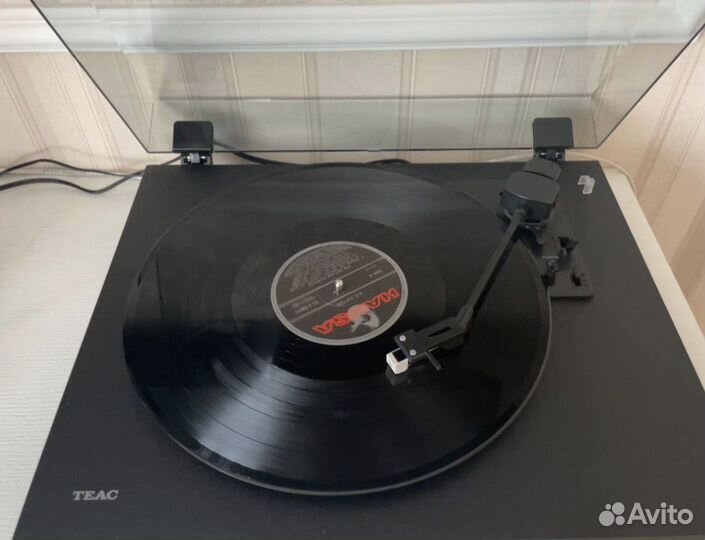 Виниловый проигрыватель teac с аудиосистемой