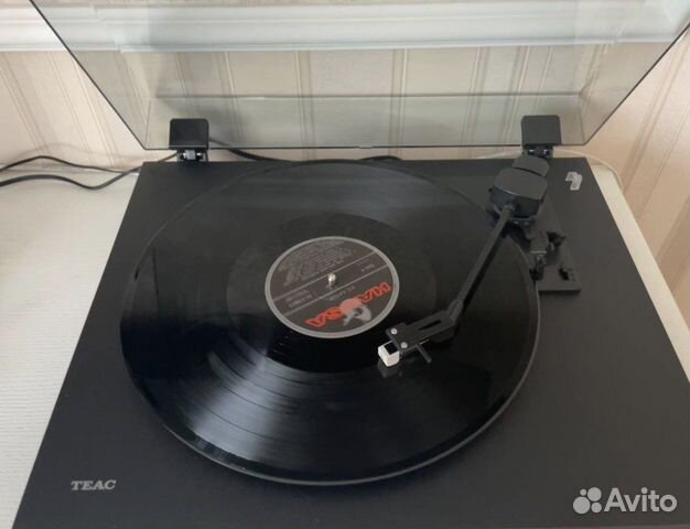 Виниловый проигрыватель teac с аудиосистемой