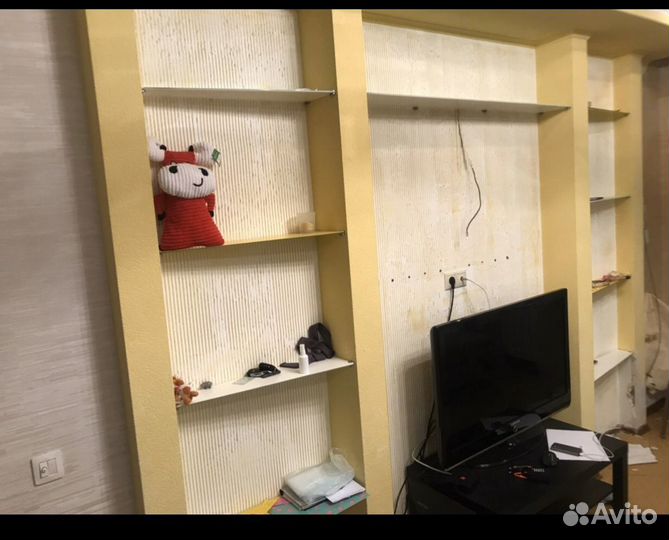 Полки ударопрочные для интерьера комнаты