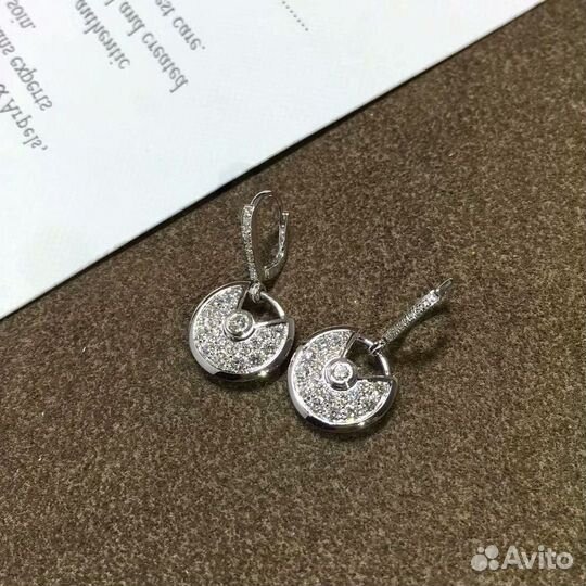 Серьги Amulette de Cartier из белого золота с брил