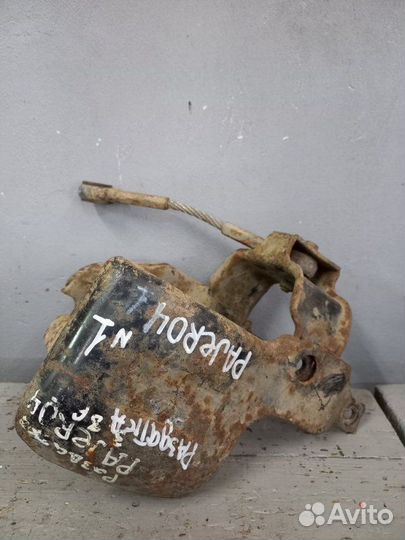 Кронштейн крепления раздатки Mitsubishi Pajero 4