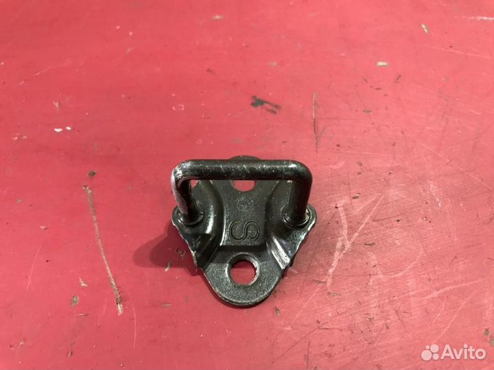 Ответная часть замка задняя Toyota Avensis Т250