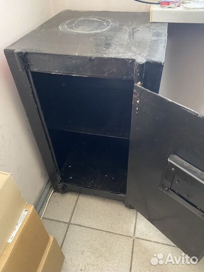 Сейф металлический