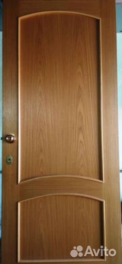 Продам межкомнатную деревянную дверь с коробкой